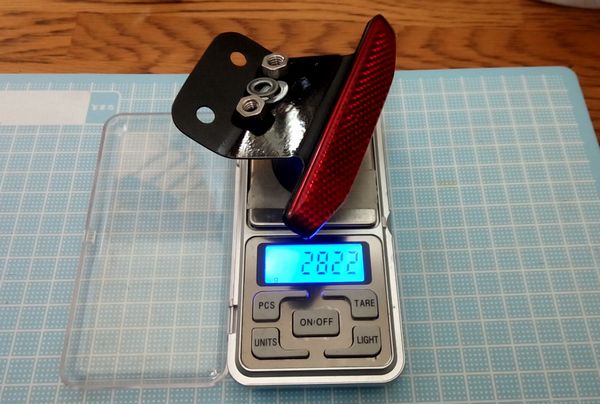 アルミで軽量になったリフレクター