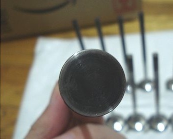 バルブ燃焼室側の面