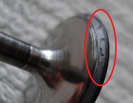 バルブフェイスにカーボン噛みこみによる打痕
