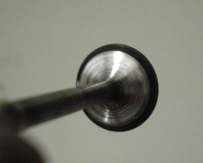 40番ペーパーで研磨した排気バルブ
