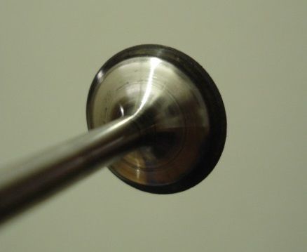150番ペーパーで研磨した排気バルブ