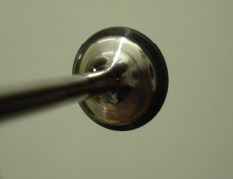 2000番ペーパーで研磨した排気バルブ