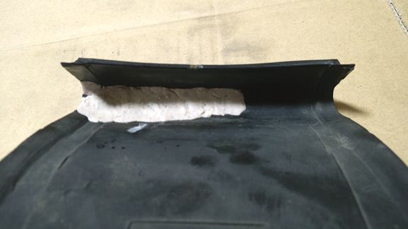 ヒビ部分を裏からパテで補強