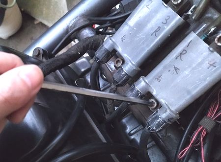 イグニッションコイルを外す
