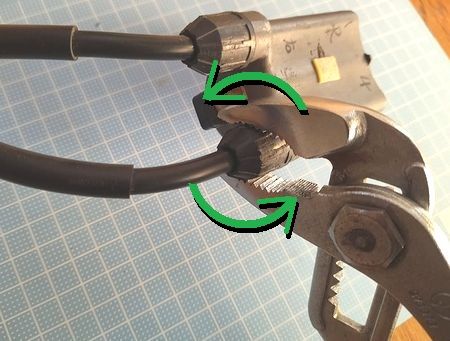 ウォーターポンププライヤーでプラグコードの留め具を外す