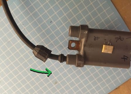 プラグコードをイグニッションコイルへ取り付け