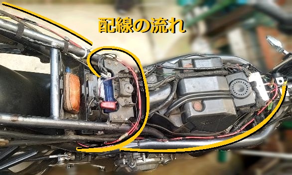 束ねてスッキリした配線の流れ